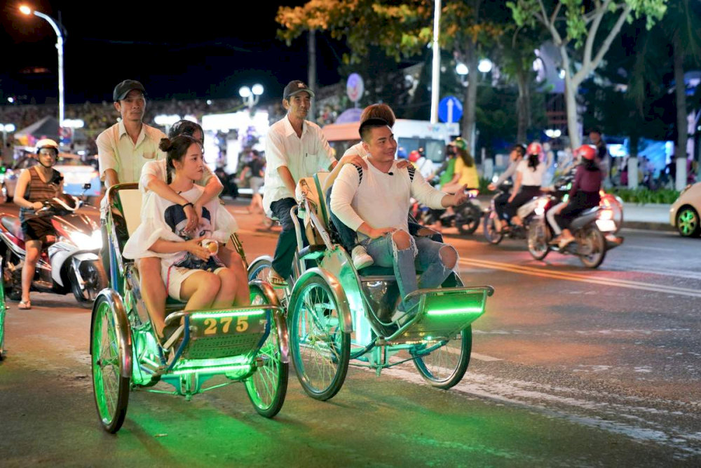 Features a 3-hour evening cyclo tour priced at $65 USD per person